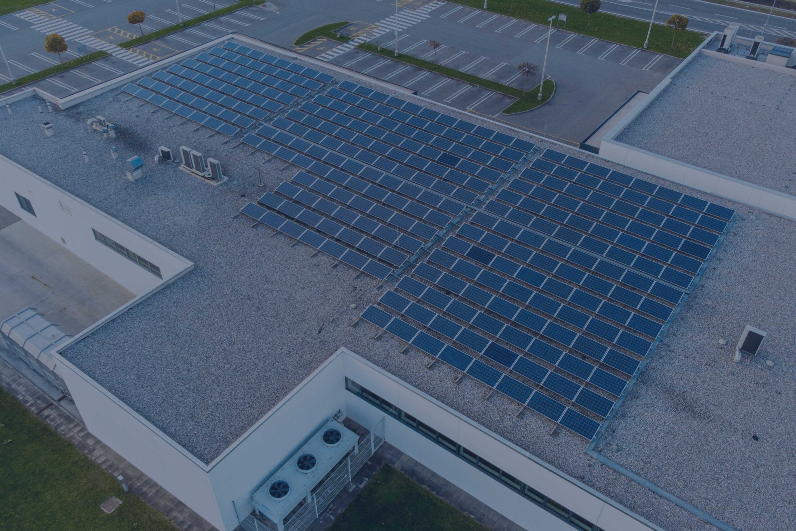 Vista aerea di uno stabilimento industriale sul quale è stato installato un impianto fotovoltaico su parte della superficie del tetto.
