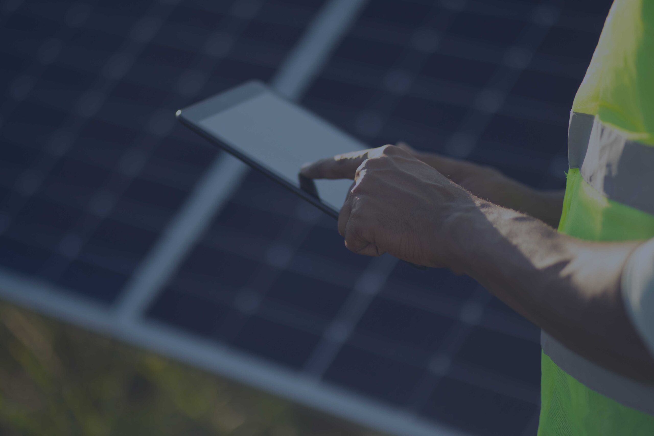 Tecnico che sta monitorando il funzionamento dell'impianto fotovoltaico attraverso l'app di monitoraggio presente sul tablet.
