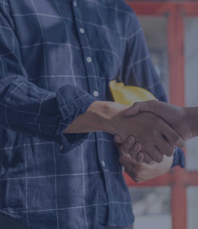 Due persone che si stringono la mano in segno di accordo su un progetto per la realizzazione di un impianto fotovoltaico.