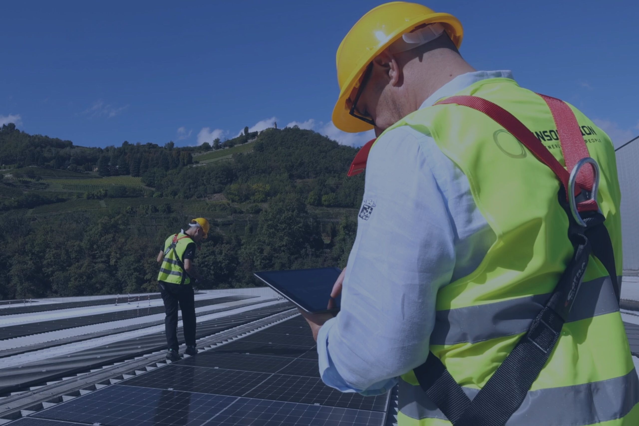 Tecnico che sta monitorando il funzionamento dell'impianto fotovoltaico attraverso l'app di monitoraggio presente sul tablet.