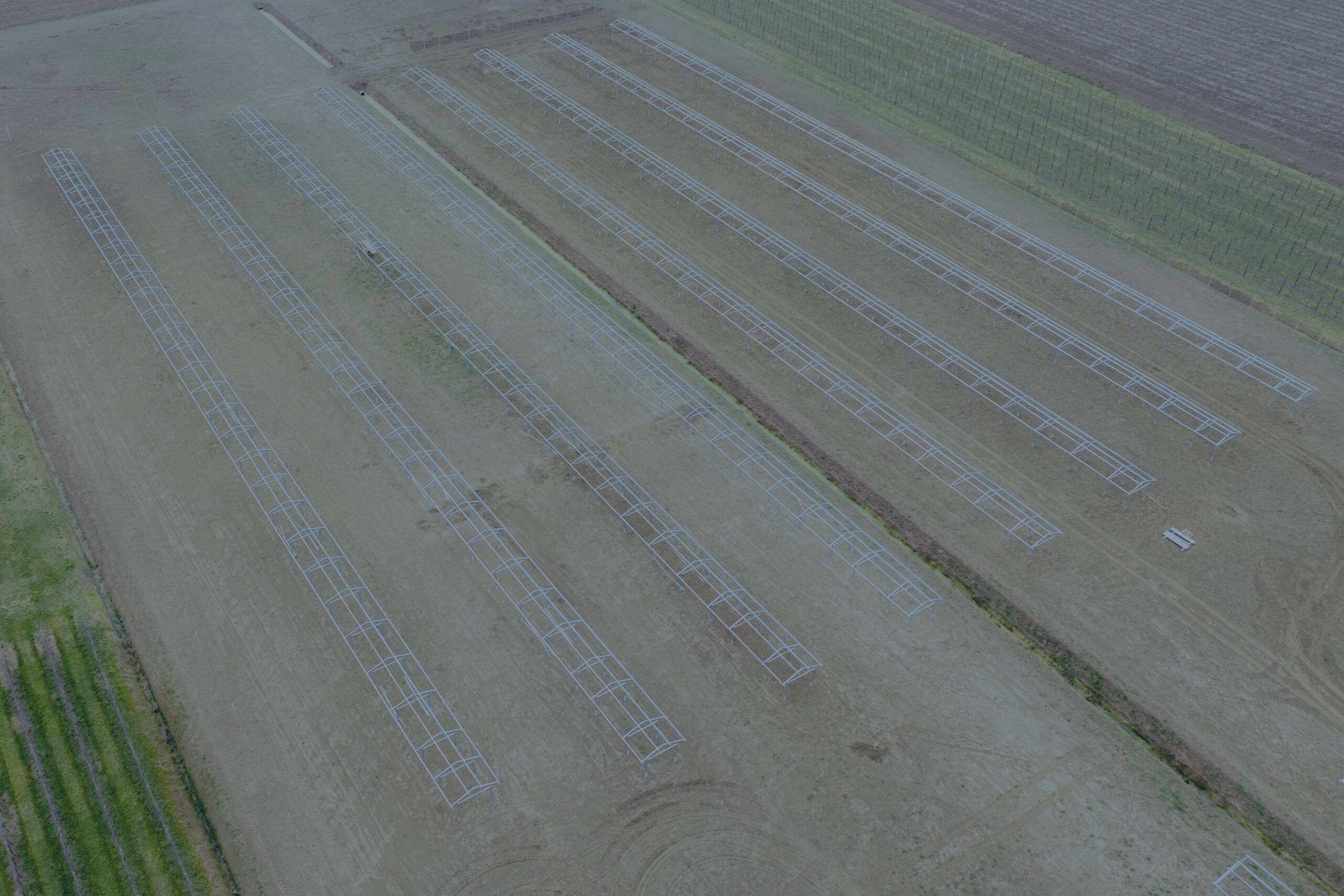 Un tecnico progettista sta analizzando una pratica in ufficio con davanti il monitor del pc.