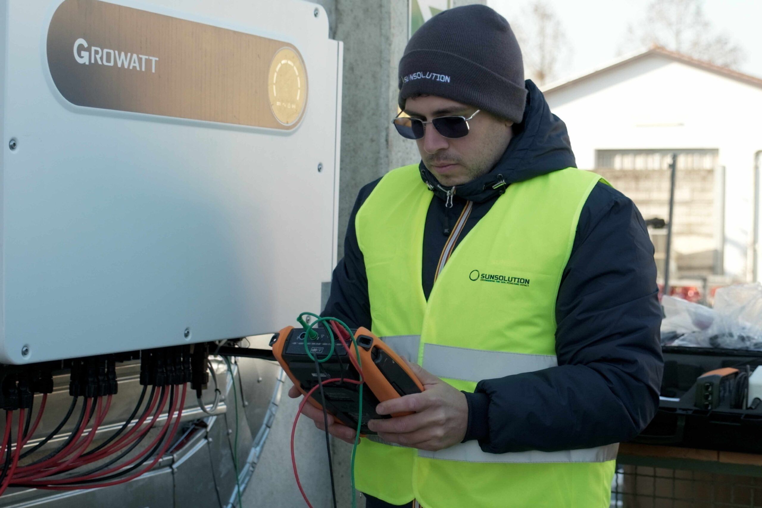 Tecnico che sta monitorando il funzionamento dell'impianto fotovoltaico attraverso l'app di monitoraggio presente sul tablet.